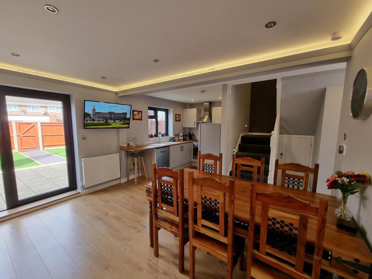Crown Meadow - 4 Bedroom House - Heathrow - Excellentstays Colnbrook Exterior foto