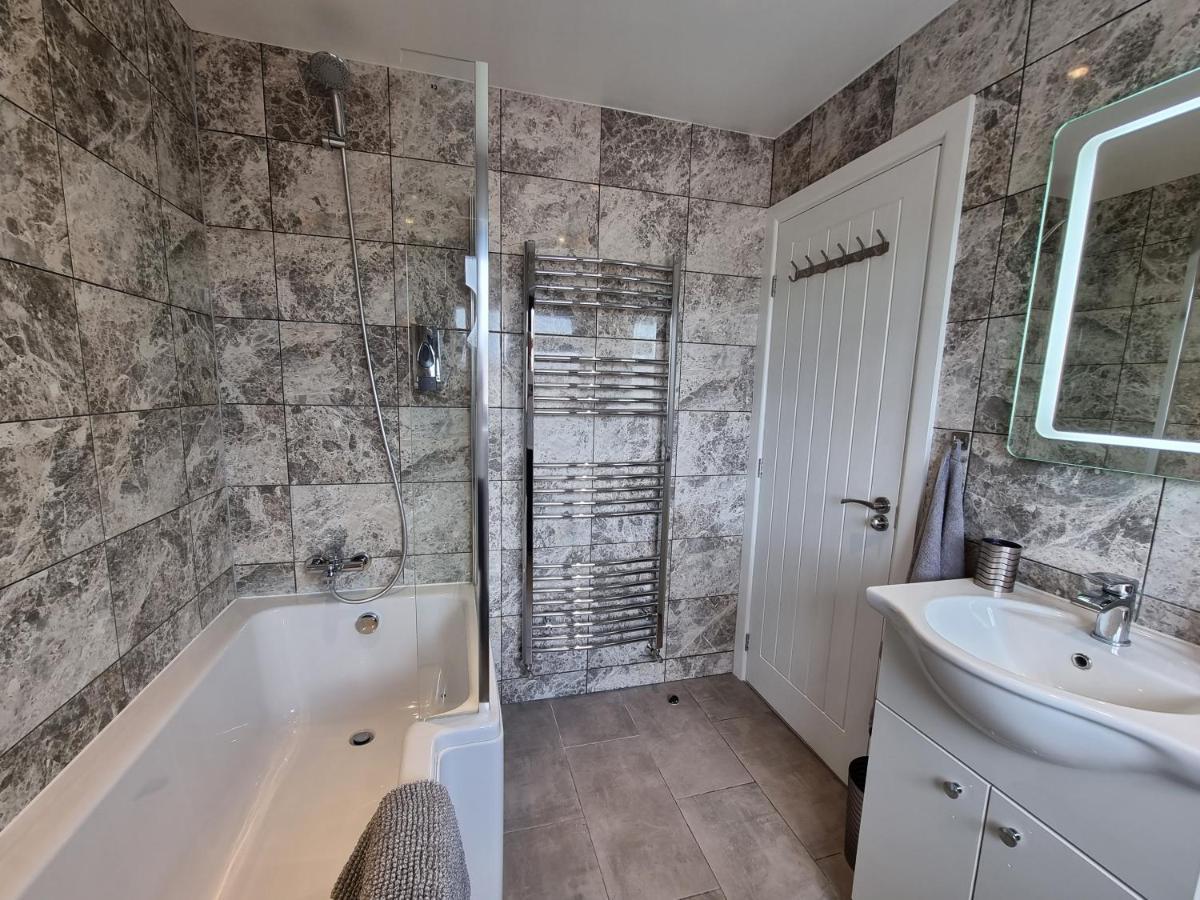 Crown Meadow - 4 Bedroom House - Heathrow - Excellentstays Colnbrook Exterior foto