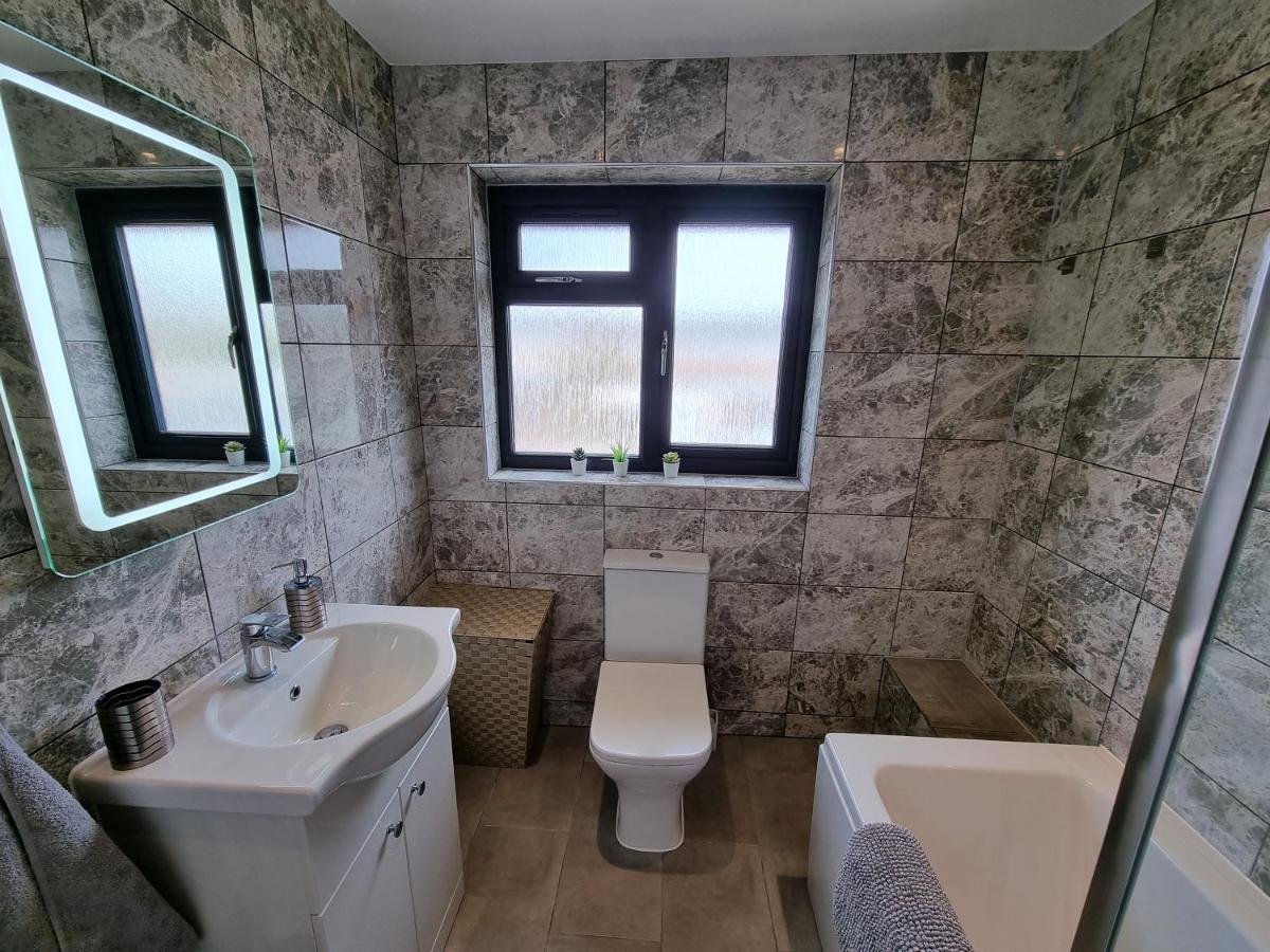 Crown Meadow - 4 Bedroom House - Heathrow - Excellentstays Colnbrook Exterior foto