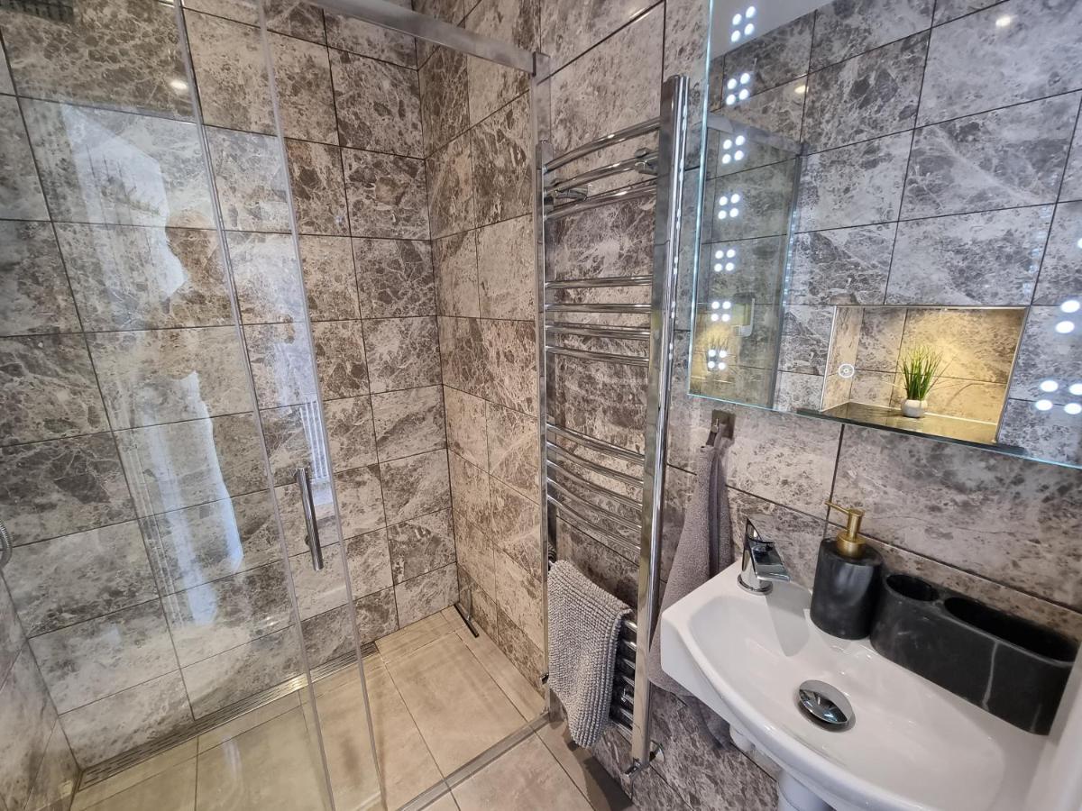 Crown Meadow - 4 Bedroom House - Heathrow - Excellentstays Colnbrook Exterior foto